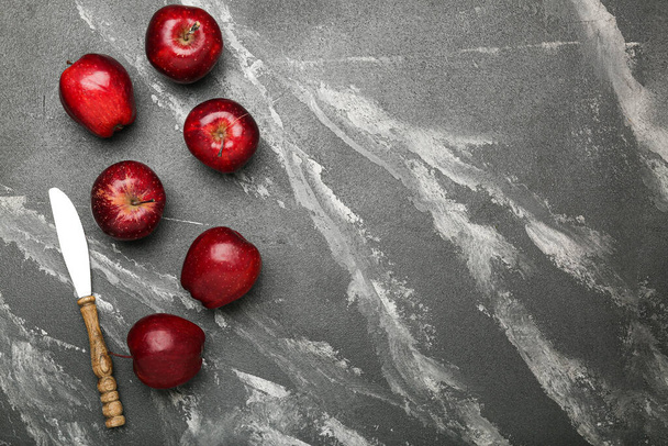 Frische rote Äpfel. Auf schwarzem Steingrund. Ansicht von oben. - Foto, Bild