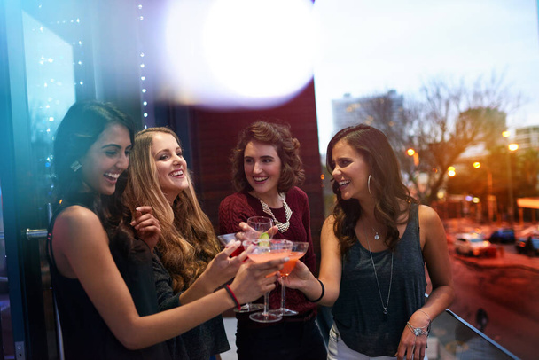 Agarra as tuas miúdas para uma grande noite fora. Tiro de um grupo de jovens mulheres bebendo coquetéis em uma festa. - Foto, Imagem