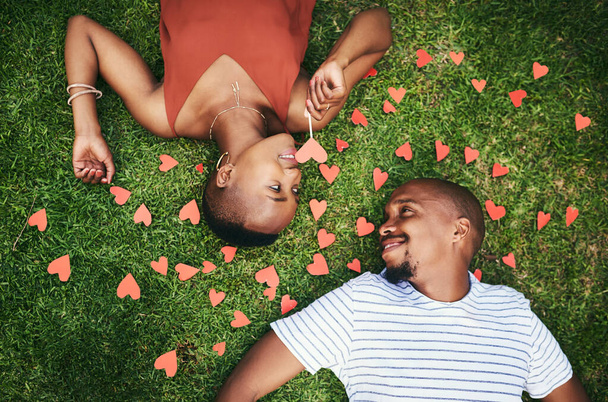 Když se na tebe podívám, vidím jen lásku. Vystřižený záběr mladého páru ležícího venku na trávníku. - Fotografie, Obrázek