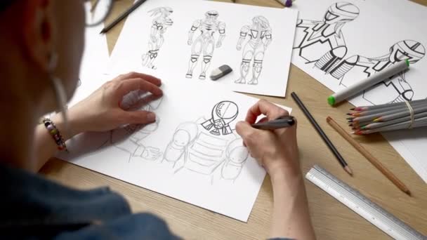 Sztuka koncepcyjna. Artysta rysuje szkice robotów cyborgowych na papierze. Projekt postaci do gry wideo. Tworzenie animacji. - Materiał filmowy, wideo