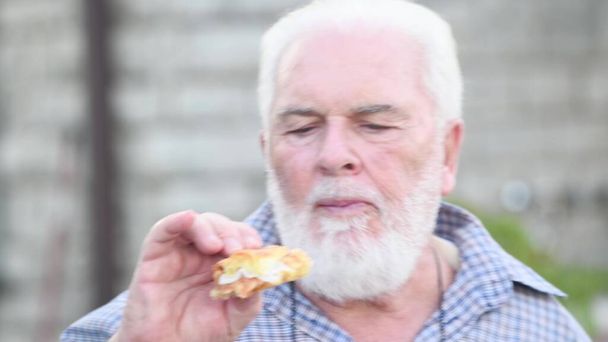 Człowiek jedząc deliciuos galaretki figowe z chlebem na świeżym powietrzu. - Zdjęcie, obraz