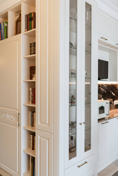Die Ecke von Küche und Flur im Inneren des Hauses in weiß - Foto, Bild