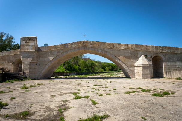 The humpback bridge in Harmanli.Built in 1585 over the river Olu dere (Harmanliyska River).Located at the entrance of the city. In the past the bridge was used by the caravans passing through the city - Foto, imagen