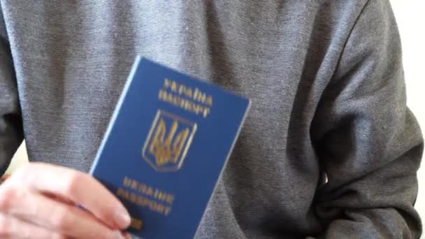 Un ciudadano de Ucrania muestra su pasaporte biométrico.  - Metraje, vídeo