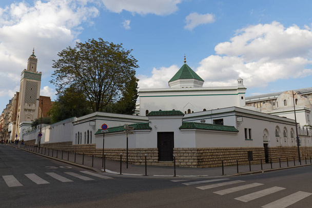 Wielki Meczet Paryża - Muzułmańska świątynia we Francji. Została założona w 1926 roku jako dowód wdzięczności dla muzułmańskich tyralierów z kolonialnego imperium Francji.. - Zdjęcie, obraz
