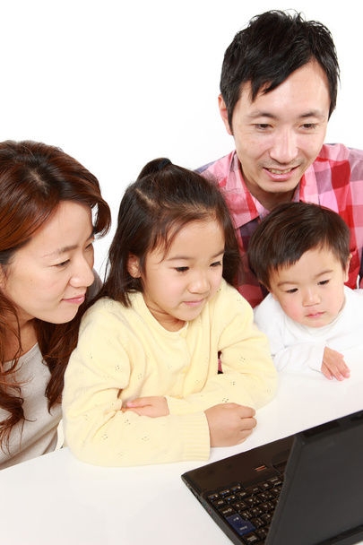 Японська сім'я з чотирьох на портативний комп'ютер - Фото, зображення