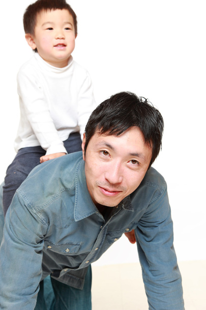 Japán apa és fia játszani lovaglás - Fotó, kép