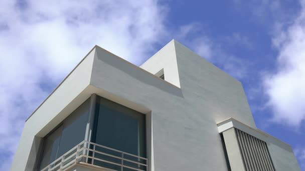 Wolken ziehen über eine moderne Luxusvilla - Filmmaterial, Video