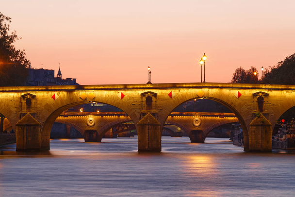 Marie Bridge, zwischen der Insel Saint Louis und dem Quai des Celestins. Blick von der Seine bei Nacht, Paris, Frankreich. - Foto, Bild