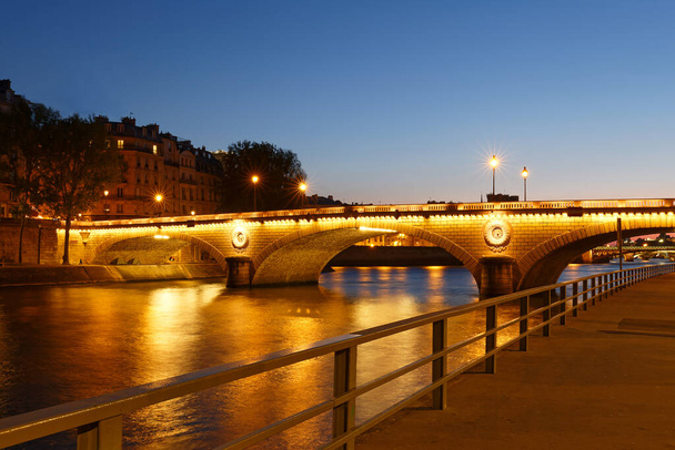 Pont Louis Philippe jest mostem przez rzekę Sekwaną. Znajduje się w 4. dzielnicy Paryża, łączy Quai de Bourbon na Ile Saint Louis z Saint Gervais na prawym brzegu. - Zdjęcie, obraz