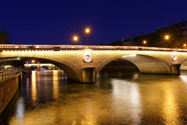 Pont Louis Philippe jest mostem przez rzekę Sekwaną. Znajduje się w 4. dzielnicy, łączy Quai de Bourbon na Ile Saint Louis z Saint Gervais na prawym brzegu. - Zdjęcie, obraz