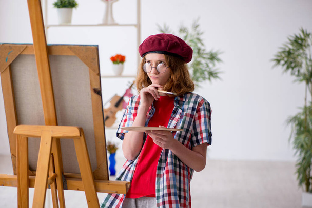 Młoda dziewczyna korzystających malarstwo w domu - Zdjęcie, obraz