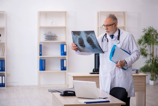 Alter Arzt Radiologe arbeitet in der Klinik - Foto, Bild