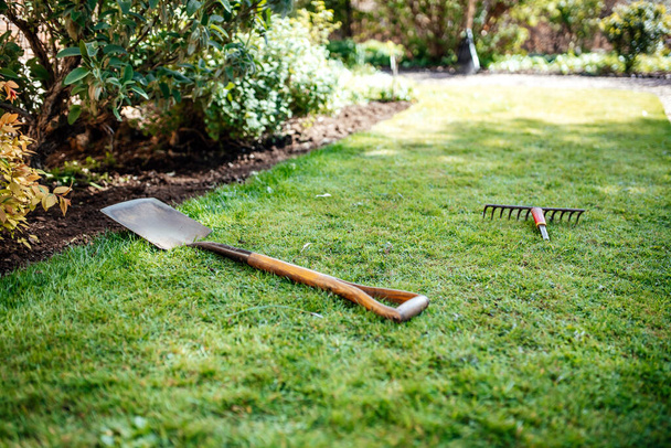 Krásné anglické zahradní a zahradní nářadí a vybavení. Zahradní pracovní proces - Fotografie, Obrázek