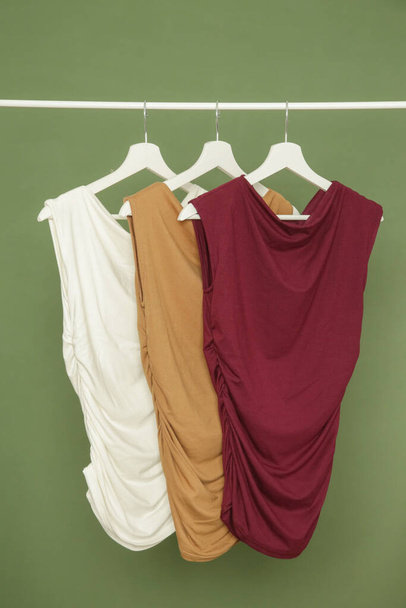 Exhibición de ropa casual hecha de algodón orgánico en el estante de ropa en el estudio de moda. - Foto, imagen