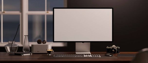 クローズアップ画像、ダークウッドテーブル上のPCデスクトップコンピュータのモックアップ、レトロなカメラ、アクセサリーや装飾と現代の暗いスタイリッシュなオフィスワークスペース。3Dレンダリング、 3Dイラスト - 写真・画像