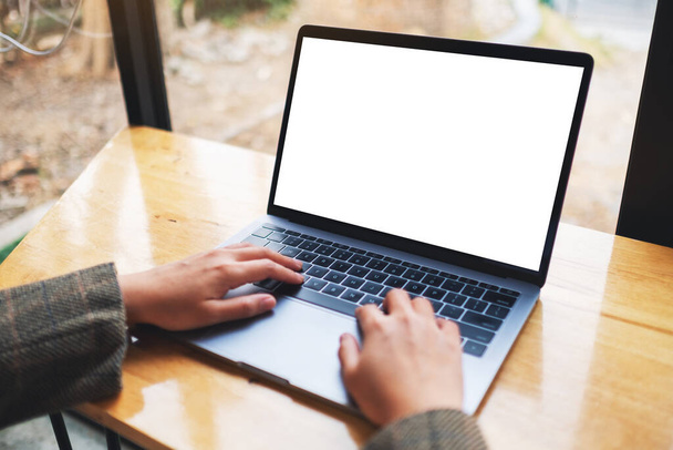 Макет зображення жінки, яка використовує і друкує на ноутбуці з порожнім білим екраном робочого столу на дерев'яному столі
 - Фото, зображення