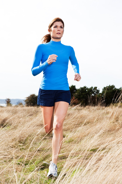 Juokseva nainen - Valokuva, kuva