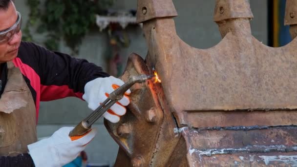 Trabalhador de corte de aço com uma tocha de gás. Homem corte de aço com propano e oxigênio. Processos que utilizam gases combustíveis e oxigénio para soldar e cortar metais. - Filmagem, Vídeo