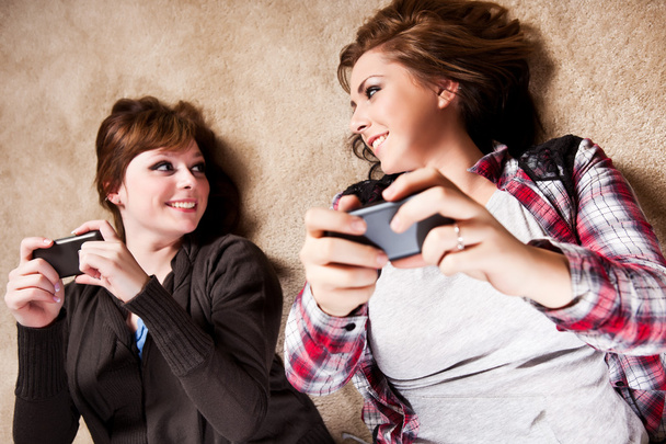 Teenager schreiben SMS - Foto, Bild