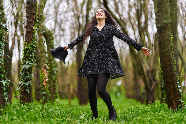 Portrait of a beautiful young woman in a rainy spring day in the park - Foto, Imagem