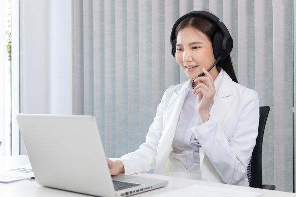 Operator agent with headsets working in a call center, Employee is chatting or giving advice and basic information to customers who need services, Customer care, Provide information, Call center. - Zdjęcie, obraz