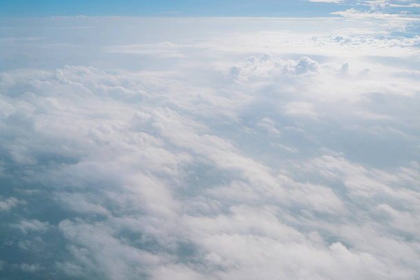 Ciel bleu et nuages vus à travers la fenêtre de l'avion. - Photo, image