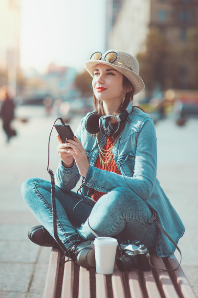Hipster meisje in hoed en bril muziek luisteren - Foto, afbeelding