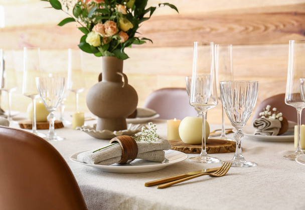 Krásné prostírání stolu pro svatební oslavu v jídelně - Fotografie, Obrázek
