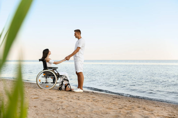 Mladá žena s tělesným postižením a její přítel na moři resort - Fotografie, Obrázek