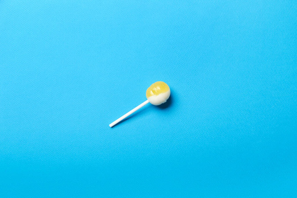 Sweet lollipop on blue background - Fotoğraf, Görsel
