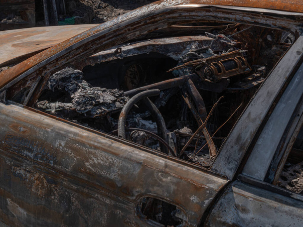 Irpin, Ukraine - April 2022: Burned cars as a result of the bombing of Irpin. Russian military aggression against Ukraine. Missile strike on residential district. Burnt cars on city streets - Φωτογραφία, εικόνα