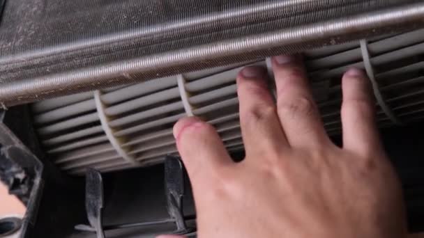 Ventilateur de ventilateur de climatiseur sale de nettoyage de travailleur et bobine de refroidissement. Le ventilateur du climatiseur intérieur poussiéreux, gros plan. Le concept de propreté et d'hygiène à la maison. - Séquence, vidéo