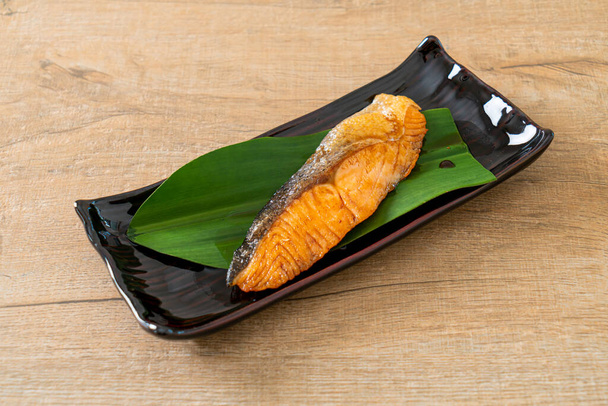 Filete de salmón a la parrilla con salsa de soja en el plato - Estilo de comida japonesa - Foto, Imagen