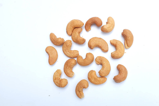 Жареные орехи кешью изолированы на белом фоне. - Фото, изображение
