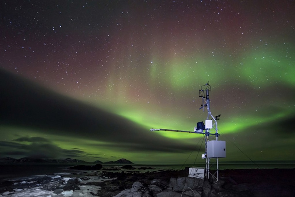 Geautomatiseerde externe weerstation in het Noordpoolgebied - Noorderlicht - Foto, afbeelding