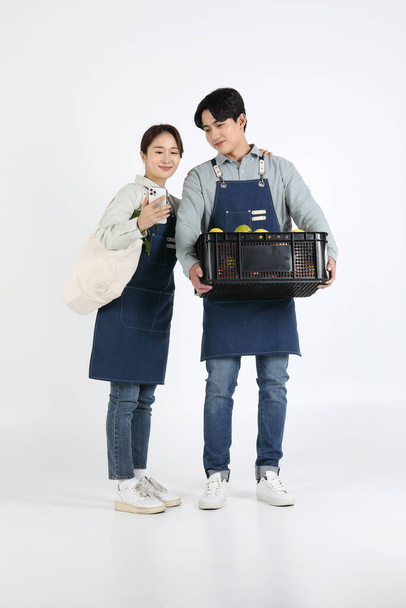 Asian Korean young man and woman startup concept returning to the fruit market - 写真・画像