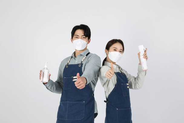 Asian Korean young man and woman startup concept_ holding disinfectant and thumbs up - Fotografie, Obrázek