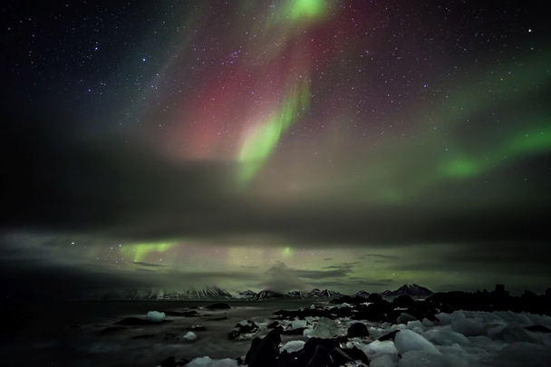 Luces boreales en el cielo ártico
 - Foto, Imagen