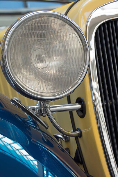 Close-up/detailed view of vintage car in blue-beige - Fotoğraf, Görsel