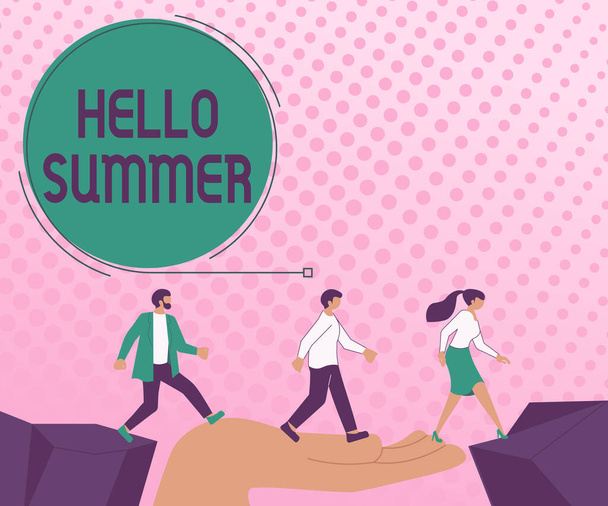Fogalmi felirat Hello Summer. Üzleti kirakat Üdvözöljük a legmelegebb évszak az év után jön tavasszal nyilak útmutató két együttműködő kollégák felé jobb pénzügyi terv - Fotó, kép