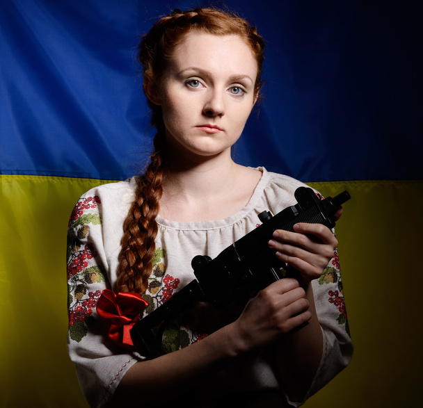 Ukrainan tyttö kanssa konekivääri
 - Valokuva, kuva