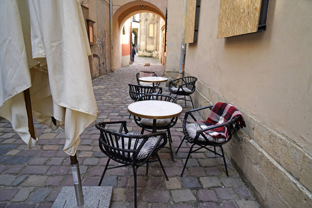 Tables vides de café de rue, Café Terrasse dans la vieille ville, chaise de patio extérieur et table dans le restaurant de café - Photo, image