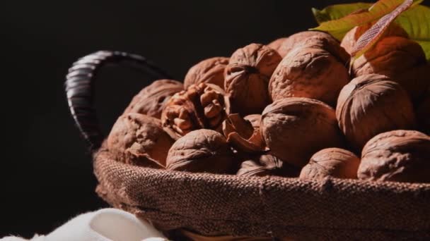 Vlašské ořechy v košíku, sklizeň potravin, rustikální styl - Záběry, video