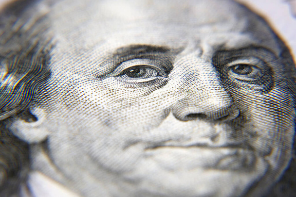 ベンジャミン・フランクリンは100ドル札で連邦準備制度の紙幣の断片を供給した。米ドルはアメリカ合衆国の通貨である。閉鎖 - 写真・画像