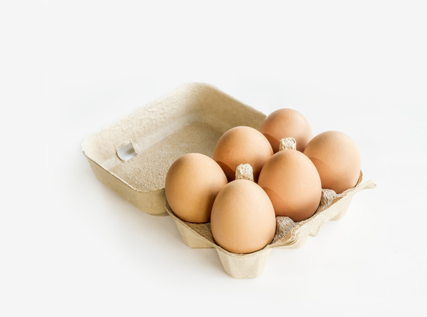 6 farm fresh chicken eggs in a tray over white. - Foto, Bild