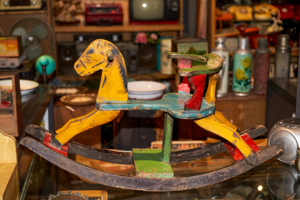 Um brinquedo de cavalo de madeira de crianças velhas em uma loja de thrift - Foto, Imagem