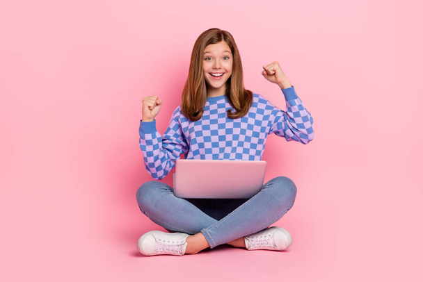 Full length photo of blond teenager girl hold laptop yell wear sweater jeans shoes isolated on pink background - Foto, Imagem