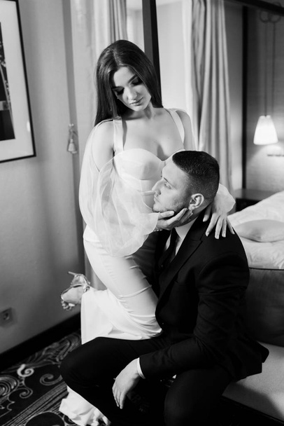 beautiful young couple in love posing in the room - Foto, imagen