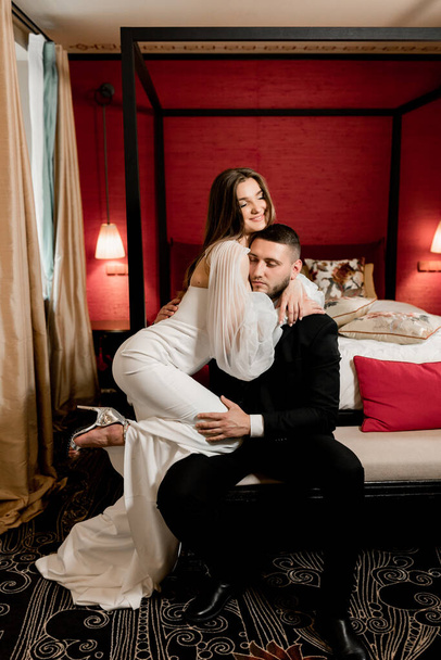 beautiful young couple in love posing in the room - Foto, Imagen